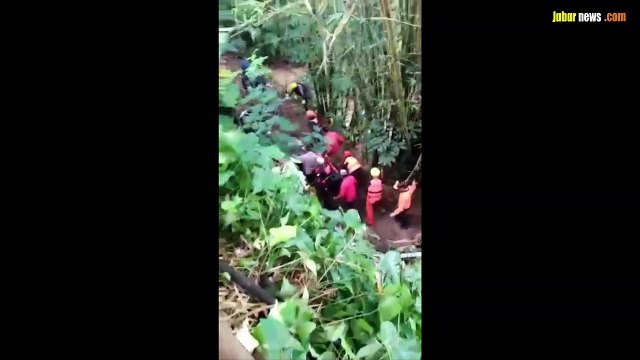 TIGA HARI PENCARIAN, JENAZAH GURU KORBAN BUS MASUK JURANG DI TASIKMALAYA DITEMUKAN