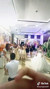 Hai màn cầu hôn diễn ra trong một đám cưới