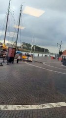 Regardez les images de la tornade qui a fait au moins un mort, neuf blessés et d'importants dégâts matériels lundi à Zierikzee, une ville côtière du sud-ouest Pays-Bas