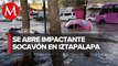 Fuga de agua provoca socavón en alcaldía Iztapalapa; taxi quedó sumergido