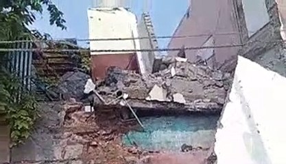 बाथरूम की ऊपरी मंजिल का निर्माण दो माह पहले ही हुआ था