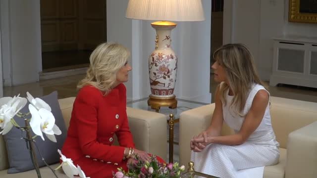 Encuentro de Begoña Gómez y Jill Biden en los jardines de la Moncloa