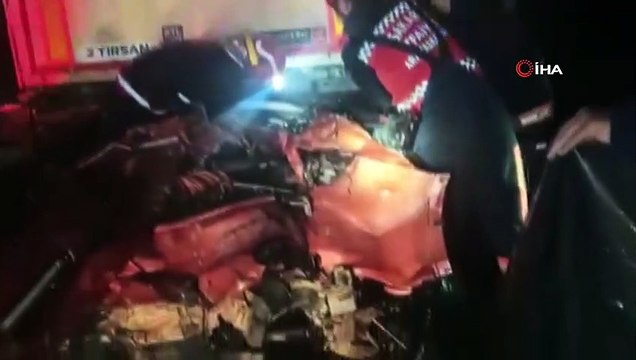 TEM’de feci kaza...Tırın altına giren otomobil hurdaya döndü: Ölü ve yaralılar var