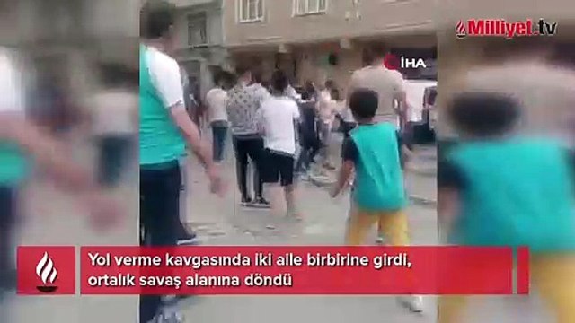 Yol verme kavgasında ortalık karıştı! Onlarca kişi birbirine saldırdı