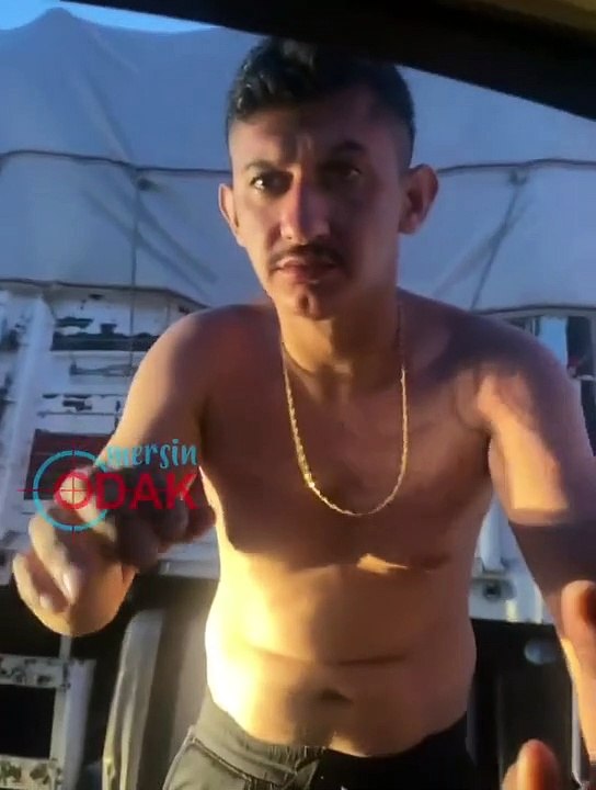 Yarı çıplak 'trafik magandası', seyir halindeki aracın camını yumrukladı, tükür, dans etti