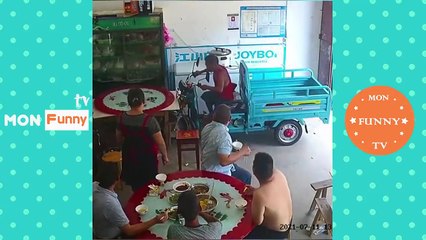 فيديوهات مضحكة - أشخاص يقومون بأشياء غبية