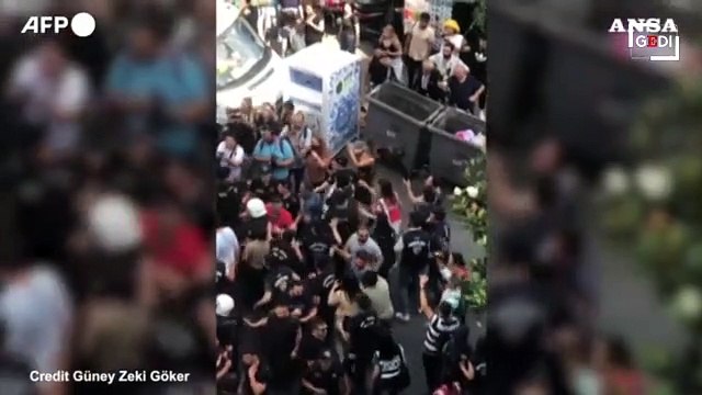 Istanbul, retate nei locali gay: la polizia carica i manifestanti e ne arresta 373
