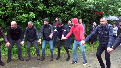Rizeliler taş ocağının iptalini horon teperek kutladı