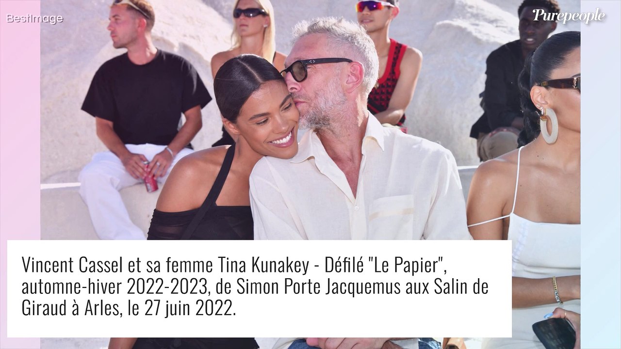 Tina Kunakey en robe transparente : main aux fesses et tendres baisers avec Vincent Cassel