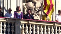 Cuelgan de los balcones del Ayuntamiento y la Generalitat de Barcelona los pendones con el arcoíris LGTBI