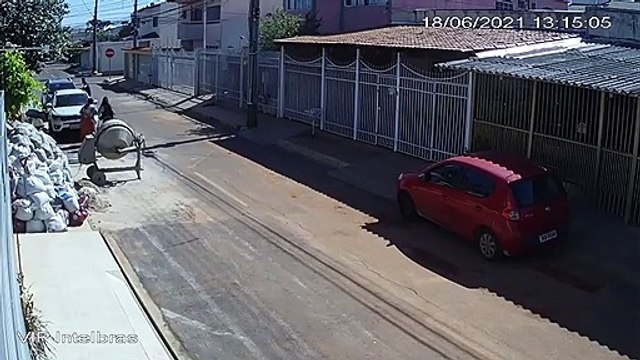 Vídeos mostram um dos roubos cometidos pelos criminosos no Gama