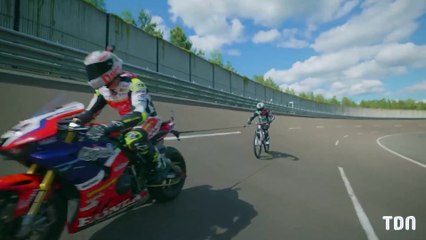 CET HOMME ROULE À 272KM/H EN VÉLO !