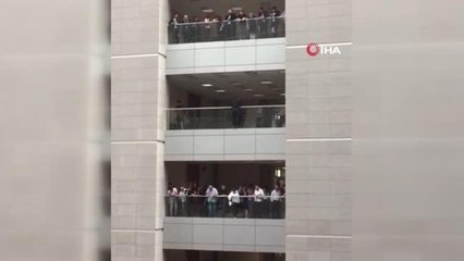 5'inci kattaki korkuluklara çıkan bir şahıs intihar girişiminde bulundu