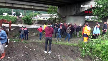 Düzce'de iş makinesi operatörü, sel sularına kapıldı