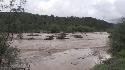 Sağanak nedeniyle 2 köprü yıkıldı, bazı evleri su bastı