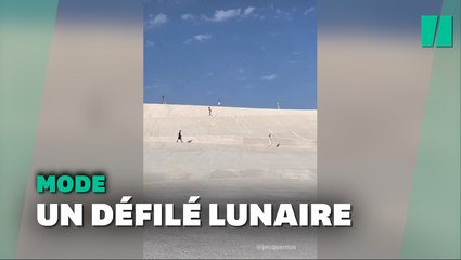 Le défilé "Le Papier" de Jacquemus sur les dunes de sel de Camargue