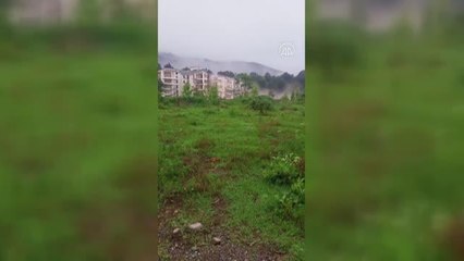 Taşkın nedeniyle inşaat halindeki binalarda çökme yaşandı