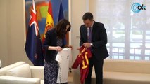 Sánchez intercambia la camiseta de la Selección Española de Fútbol con la Primera Ministra de Nueva Zelanda