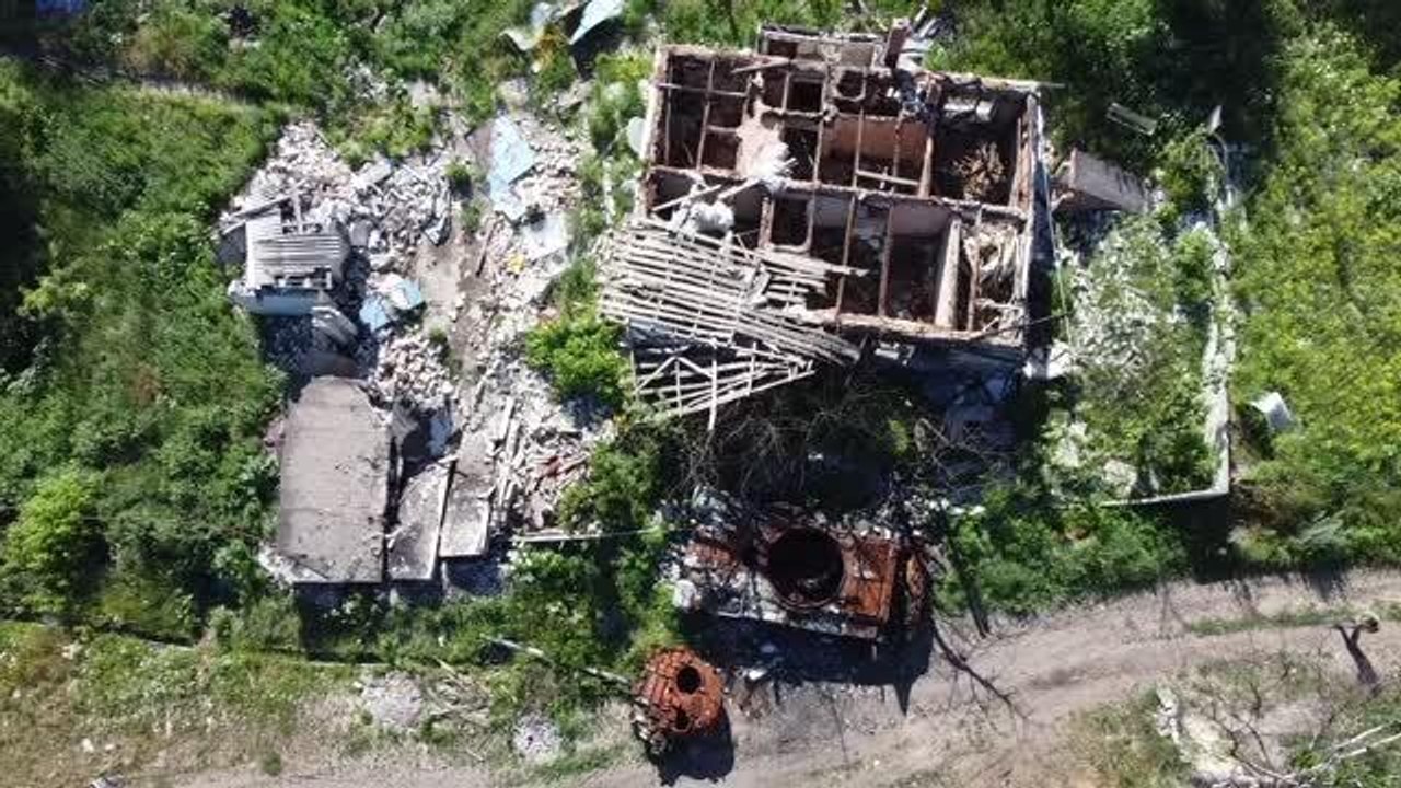 Son dakika haberi: Rusya'nın saldırısı altındaki Ukrayna - Mala Rohan köyünde yaşanan çatışmaların izleri