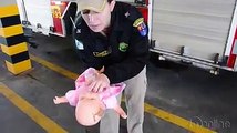 O que fazer quando o bebê engasgar? a tenente Ana Paula ensina