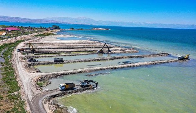 Van Gölü'nde 320 bin metreküp balçık ve dip çamuru temizlendi