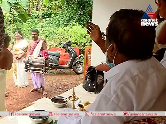 വേദികളിൽ തിളങ്ങിയ മജാക് ദിനേശൻ ഇപ്പോൾ വീൽചെയറിലാണ്,  പക്ഷേ കലയെ കൈവിട്ടിട്ടില്ല