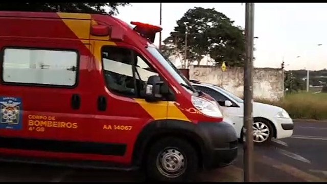 Motos se envolvem em colisão no viaduto da Rua Jacarezinho e mulher precisa ser socorrida