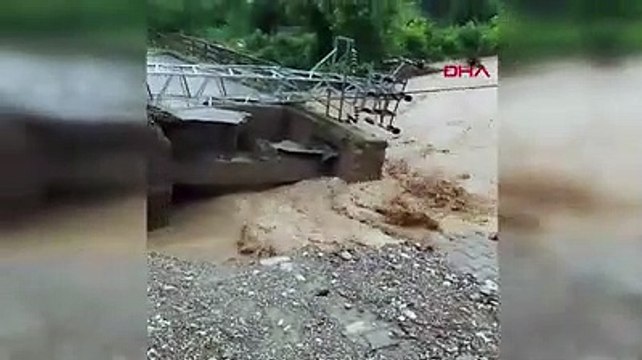 Sel bölgesinden korkunç görüntüler: 1 bina yıkıldı, 1 bina yan yattı