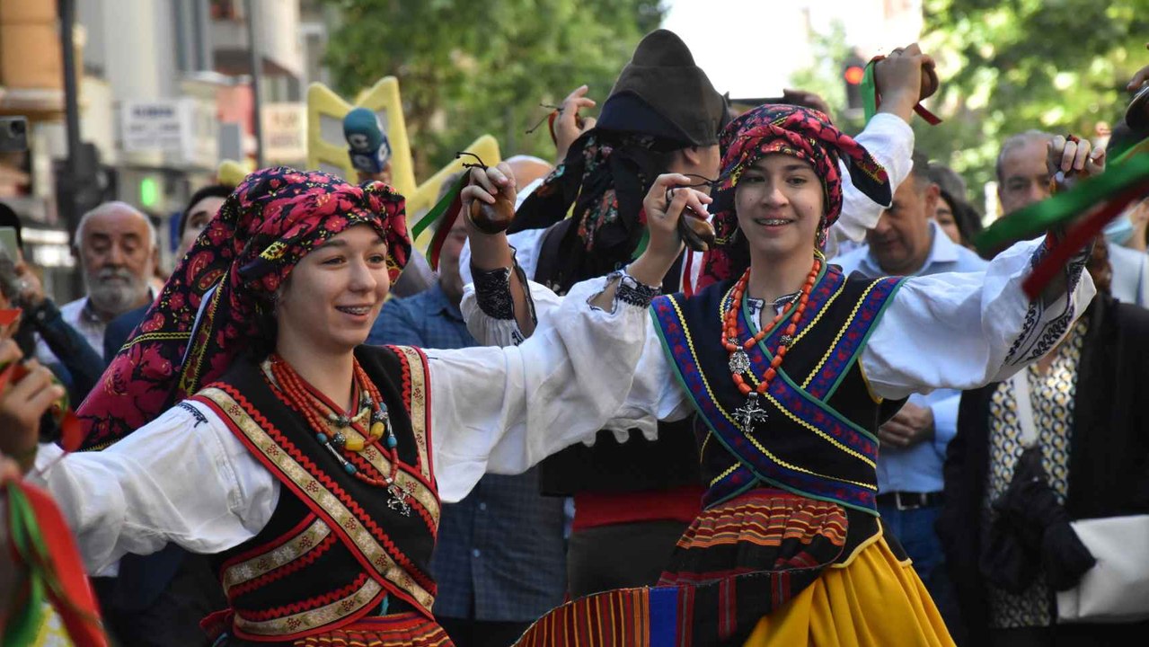 El Grupo de Coros y Danzas Doña Urraca ameniza la inauguración de la Feria del Ajo en Zamora 2022