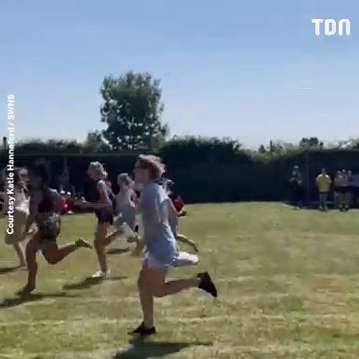 Cette maman se retrouve les fesses à l'air pendant la fête de l'école