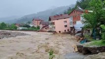 Son dakika haberleri | Sel sularında hasar gören evler yan yattı