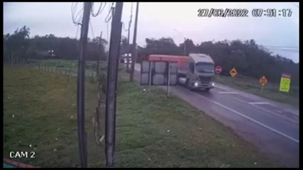 Impressionante: carreta é arrastada por trem em colisão em Morretes