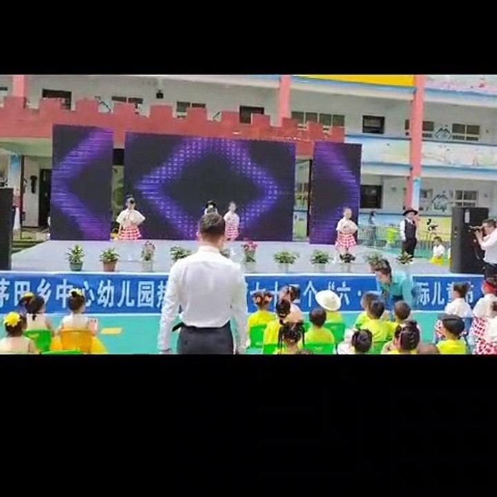 Thầy giáo nhảy cực dẻo, “nhắc bài” cho trò nhỏ biểu diễn trên sân khấu