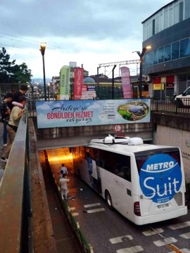 Yolcu otobüsü alt geçitte sıkıştı