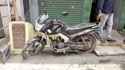 அடப்பாவிகளா.. இங்க இருந்த டயர காணோம்? வேலூரில் பைக்கை கூட நகர்த்தாமல் புதிய சாலை அமைப்பு! பரபரப்பு