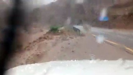 شاهد من جازان.. الأمطار تُجري السيول والشلالات ويصاحبها موجة برد