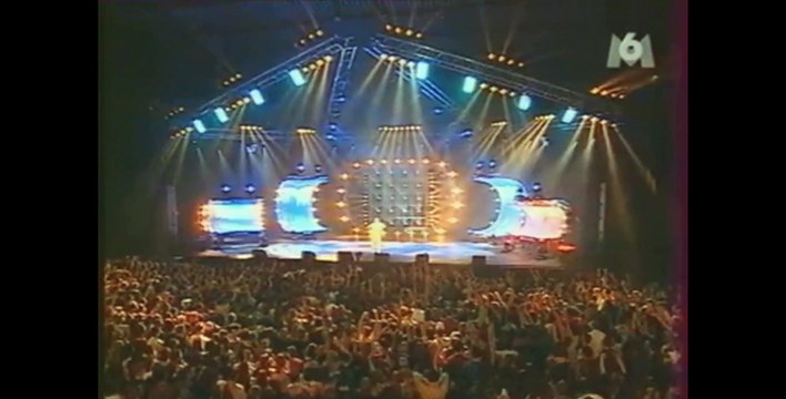 Billy Crawford chante son tube Trackin avec les Linkup