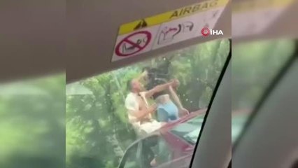 Otomobilin açılır tavanından dışarı çıkıp böyle dans ettiler