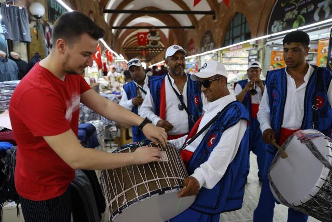 Kırkpınar davul zurna ekibi esnafı güreş havalarıyla seyre davet ediyor