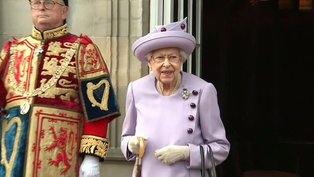 Queen gets key to Edinburgh Castle at Armed Forces parade