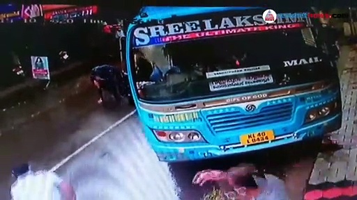 നനവുള്ള റോഡില്‍ ബൈക്ക് തെന്നിവീണു, തലനാരിഴയ്ക്ക് ഒഴിവായത് വന്‍ അപകടം; നടുക്കുന്ന സിസിടിവി ദൃശ്യങ്ങള്‍