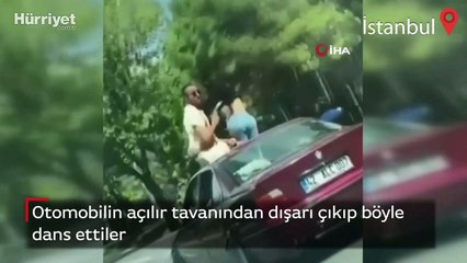 Otomobilin açılır tavanından dışarı çıkıp böyle dans ettiler