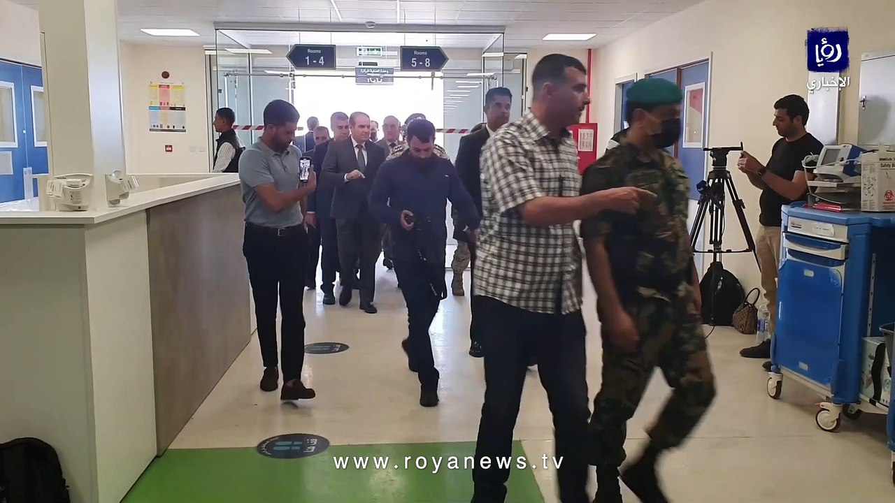 ولي العهد يتفقد مصابي حادثة تسرب الغاز في ميناء العقبة