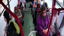 Son dakika haberi: Otomobille çarpışan otobüsteki yolcuların panik anları kamerada