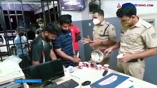 അർദ്ധരാത്രി ചായകുടിക്കാൻ 22 കിലോമീറ്റർ യാത്ര ചെയ്ത യുവാക്കൾക്ക് പൊലീസിന്റെ 'ചായസത്കാരം'