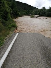 Son dakika 3. sayfa: Mengen'de sel suları köprüleri yıktı, yollar çöktü