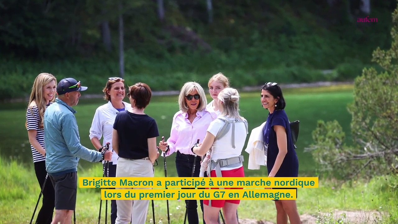 Brigitte Macron : elle adopte la chemise coloré...