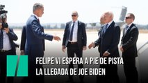 Felipe VI espera a pie de pista la llegada de Joe Biden