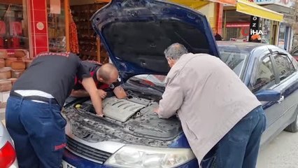 Otomobilin motor kısmına giren yavru kedi, 1 saatte çıkarıldı