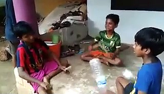 പ്ലാസ്റ്റിക് കുപ്പിയും മരക്കഷ്ണങ്ങളും വെച്ച് കിടിലന്‍ 'ശിങ്കാരിമേളം'; കയ്യടി നേടി കുരുന്നുകള്‍